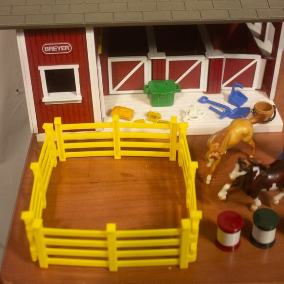Breyer Stablemates Red Stable & 2 Horses Set - Picture 2 of 12